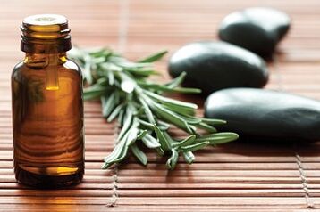 Teebaumöl gegen Zehennagelpilz.